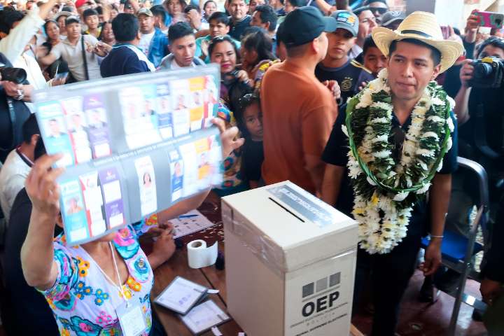 Turba de Evo Morales apedrea al candidato izquierdista por traidor tras emitir su voto en Bolivia