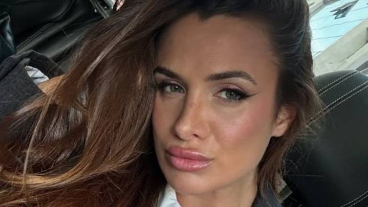 Desde la Patagonia, Camila Homs lució su embarazo con look panza a la vista y cartera de lujo