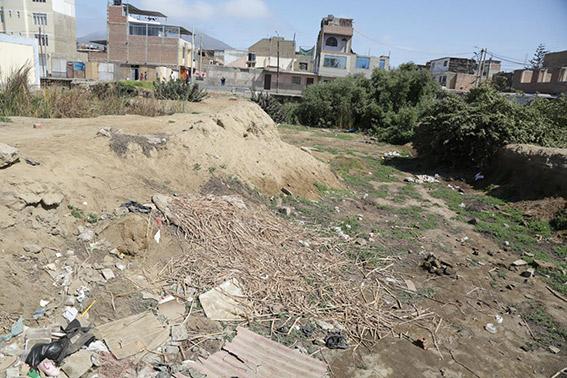 Colegio Paraíso de los Niños abandonado y sin cerco es guarida de fumones