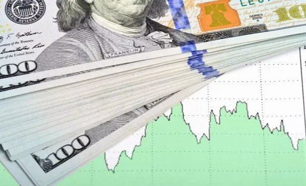 Se despertó el dólar oficial: trepó casi 23 pesos en dos ruedas y dejó atrás el piso de $1.300