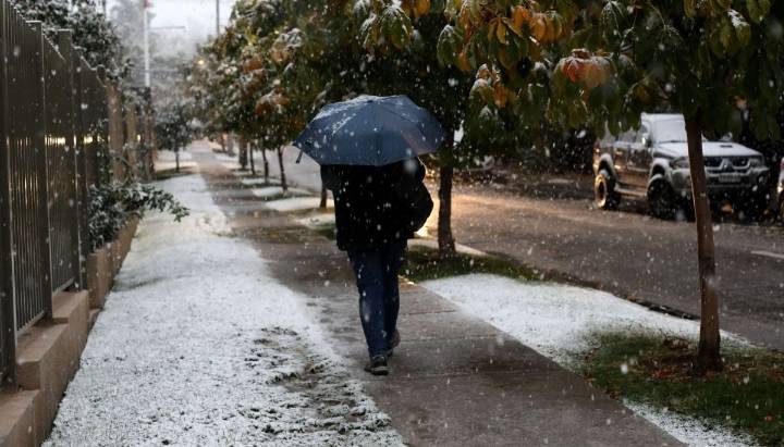 Nieve y agua nieve en Santiago: Iván Torres actualiza frío pronóstico para la RM