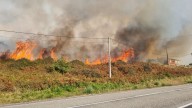 Un incendio forestal se desata junto a un núcleo de viviendas y el nuevo hotel del faro de Cabo Silleiro, en Oia