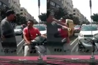 VIDEO: Motociclista noquea a taxista tras chocar en CDMX; el agresor huyó