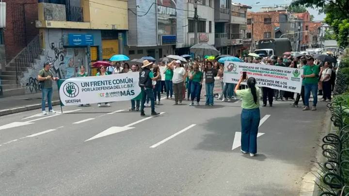 Sindicato del ICBF asegura que 500 familias al día en Antioquia están afectadas por cese de actividades