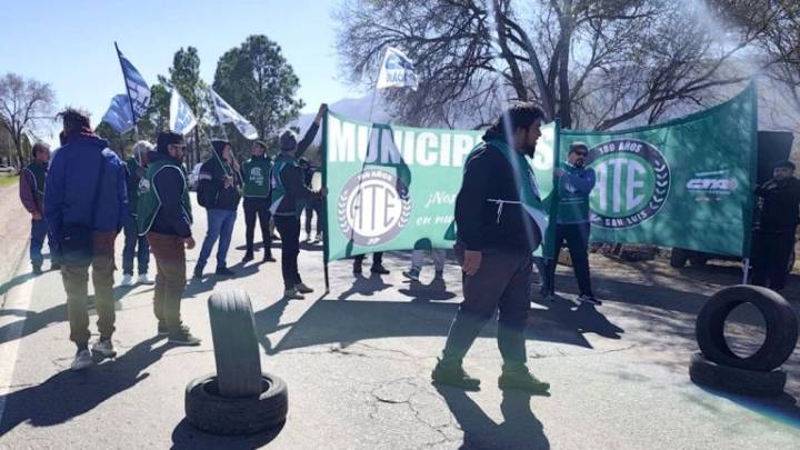 Municipales de Merlo cortaron la Ruta 1 para reclamar recomposición salarial