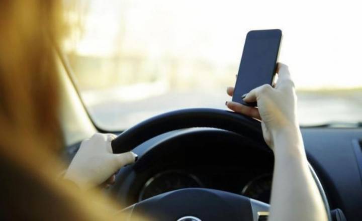 El 42% de los conductores no hace nada para evitar el uso del celular mientras m