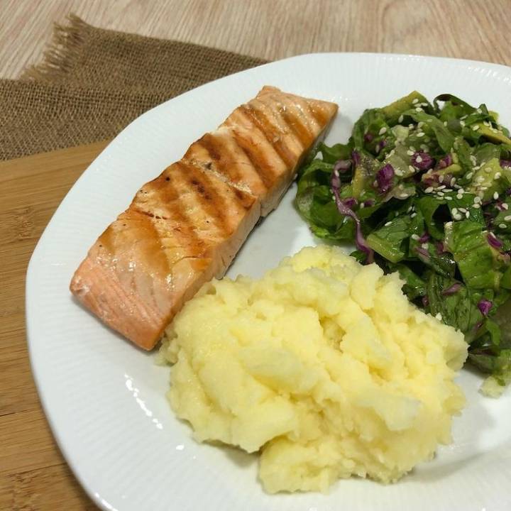 Filete de salmón con puré de papa y ensalada, ideas almuerzo rápido y rico.