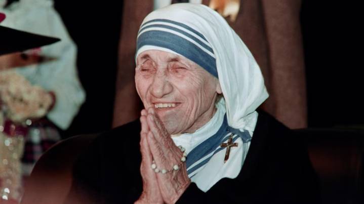 La vida de Teresa de Calcuta, la monja que ayudaba a morir a los pobres y fue acusada de vínculos con dictadores