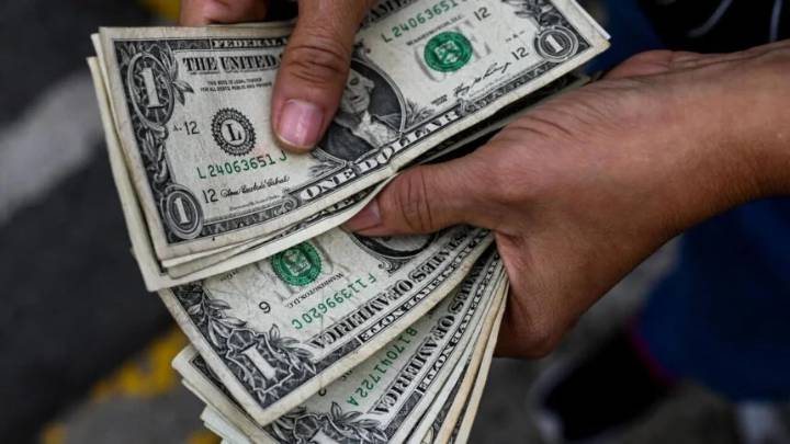 Dólar oficial aumentó un 155 % en lo que va de 2025