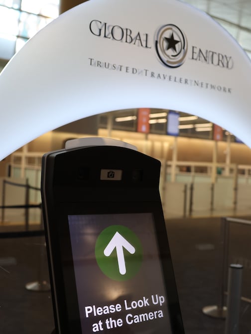 Ciudadanos estadounidenses pueden atravesar el aeropuerto más rápido con esta tecnología del CBP