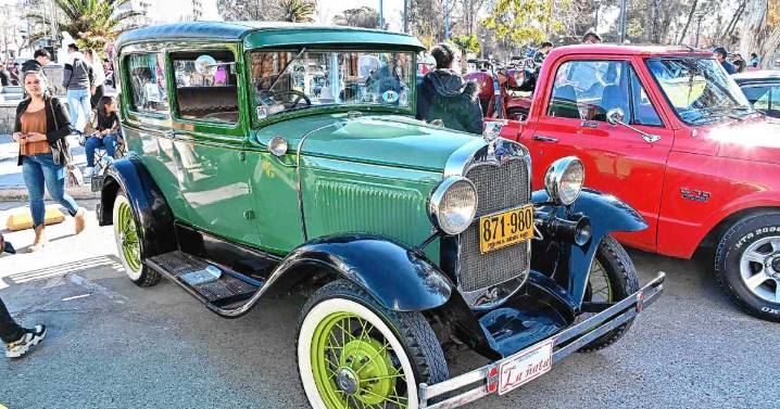 Amor por los autos clásicos: la fiesta fierrera que llenó la plaza de color el fin de semana en Roca