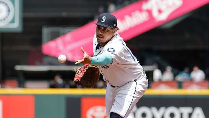 Seattle Mariners' Josh Naylor exits game with shoulder issue
