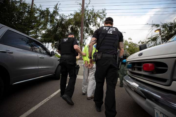 Como un testamento, inmigrante prepara sus bienes para su esposa e hijo en caso de que ICE lo arreste