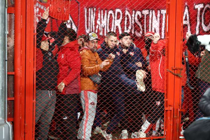 “Está mal en demasiados sentidos”: Presidente Boric se pronuncia ante los incidentes que cancelaron el partido de la U ante Independiente