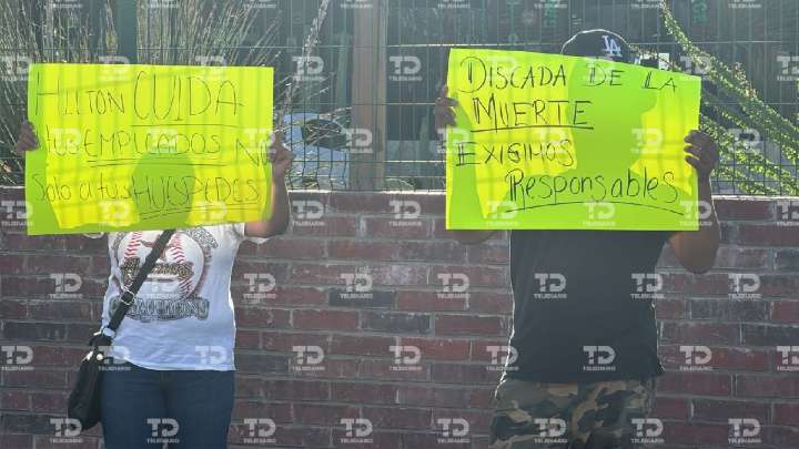 Familiares y amigos de empleados de hoteles intoxicados por comer discada en mal estado bloquean bulevar V. Carranza, Saltillo
