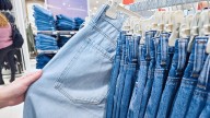 Supermercados liquidan pantalones de jean desde $9.999 y hasta 50% de descuento