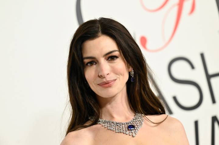 Anne Hathaway protagoniza aparatosa caída en el set de “The Devil Wears Prada 2”