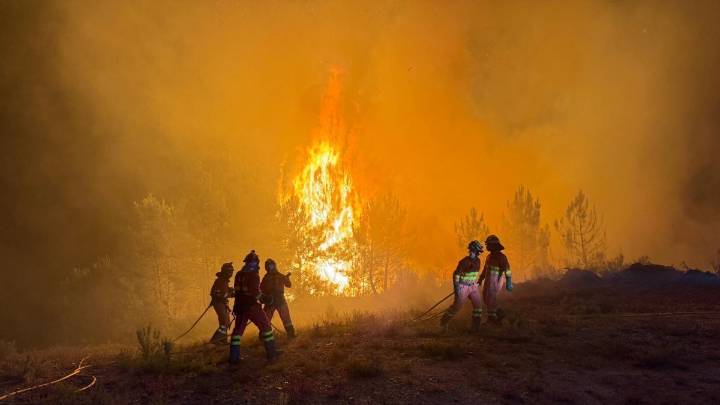 Así está trabajando la UME para sofocar las llamas en Yeres