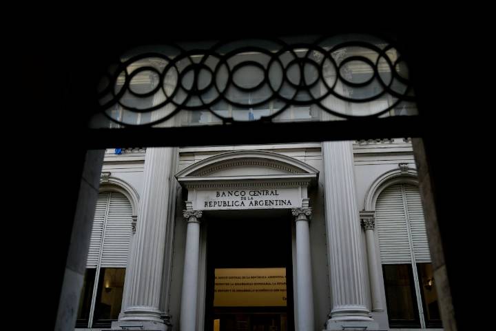 En un día clave. El BCRA endurece una norma que afecta a los bancos para contener la presión sobre el dólar