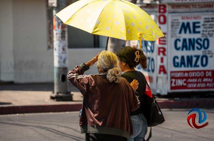 Ciudadanos se protegen por la "ola" de calor en la ciudad