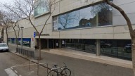 Desalojan un centro deportivo de Barcelona por la emisión de gases tóxicos tras una mezcla de químicos