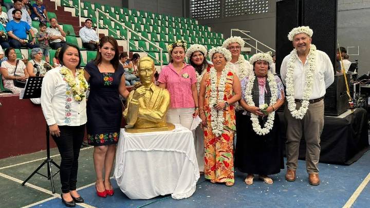 Fortín rinde homenaje al “Flaco de oro”; develan busto durante Primer Festival Floricultural