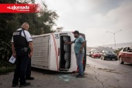 Cuatro lesionados en volcadura de taxi de ruta en el bulevar 2000 de Tijuana