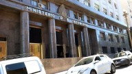 Test clave para el mercado: Luis Caputo empuja a los bancos a renovar deuda en pesos por casi $8 billones