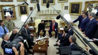 Trump elogia el traje de Zelenski en la Casa Blanca tras el fiasco de febrero: "Estás fabuloso"