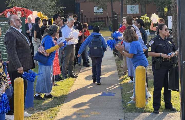 Seguridad escolar en Houston: nuevos protocolos entran en acción esta semana