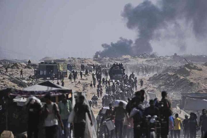 Israeli strikes kill 33 in Gaza as talks stall