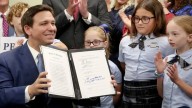 La apoya DeSantis: la nueva ley de Florida que ayudará a personas con una condición especial