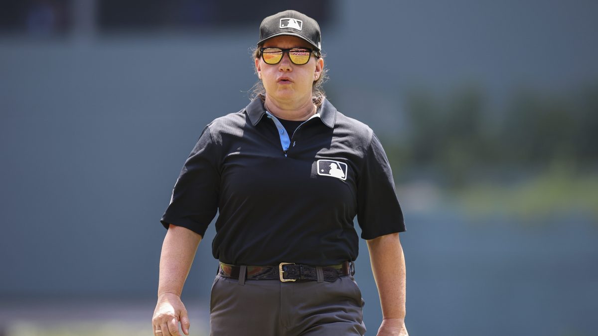 Jen Pawol rompe barrera histórica en las Grandes Ligas: primera mujer umpire en temporada regular