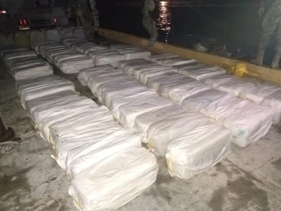 EU incauta metanfetaminas con valor de casi 8 mdd; estaban ocultas en cargamento de rosas procedente de México
