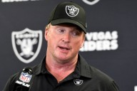Tribunal permite que Jon Gruden siga adelante con su demanda contra NFL