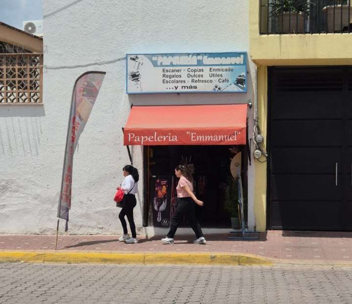 A días del regreso a clases, padres de familia corren a papelerías por los últimos útiles