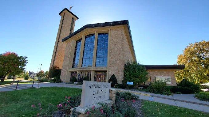 "Múltiples víctimas" en un tiroteo en una escuela católica de Minneapolis
