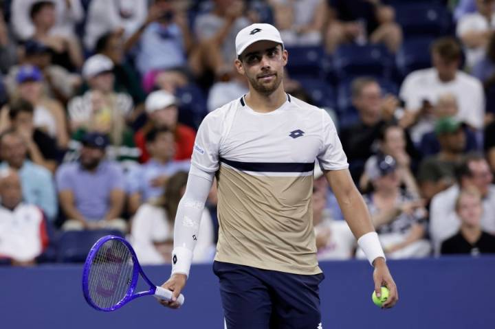 Medvedev's US Open match delayed by booing fans after photographer enters the court