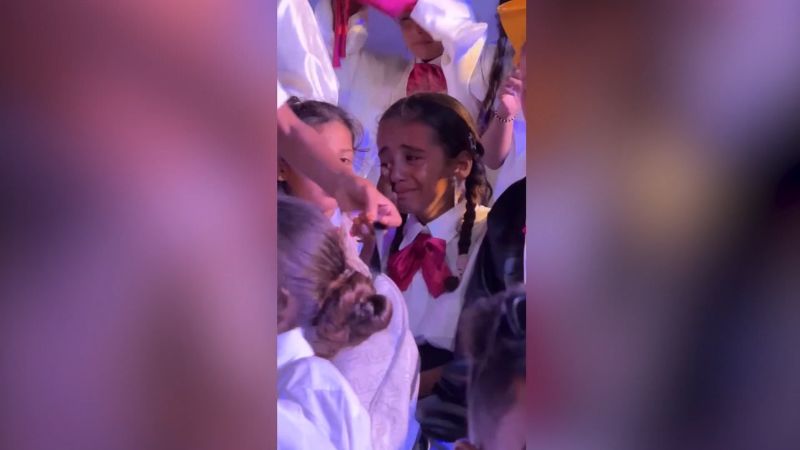 Huérfanos lloran en emotiva ceremonia de graduación en Gaza