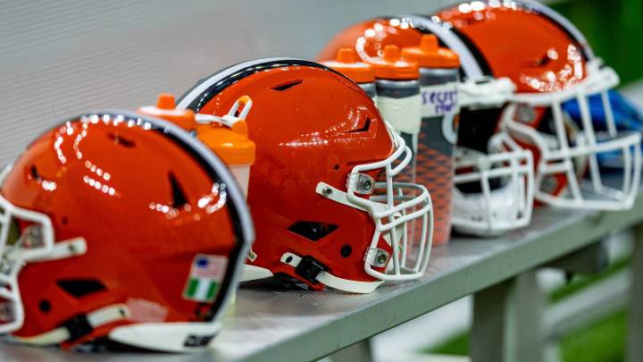 Browns waive 17, release four to reduce roster