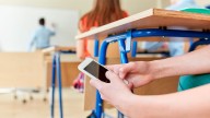 Corea del Sur aprobó una ley que prohíbe el uso de celulares durante las clases