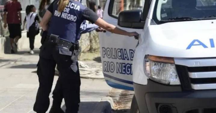 Un policía fue imputado por intentar besar por la fuerza a otra agente en una comisaría de Roca