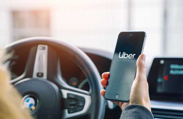 Intentaron asaltar a un Uber, pero el chofer los entregó a la policía