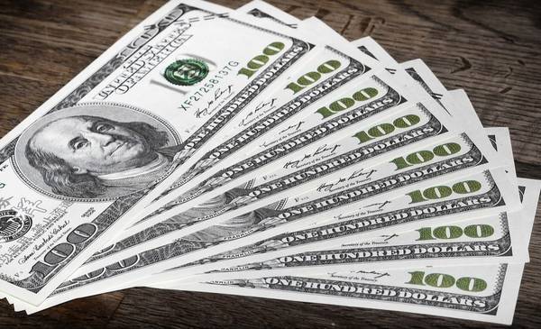 A cuánto abrieron el dólar oficial y el blue este viernes