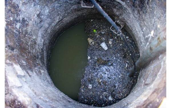 Está colector de la Teófilo obstruido con basura, grasas, arena, telas y otros desechos