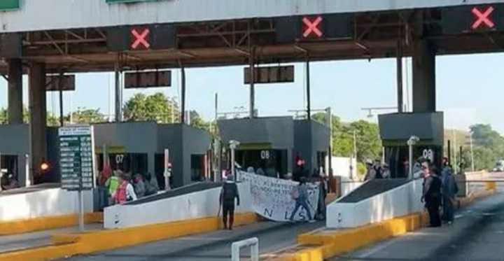 Manifestantes protestan por desapariciones y toman caseta de la carretera Tuxpan