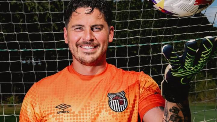 El portero del Grimsby Town que eliminó al Manchester United reconoce ser fan de los 'red devils': "Estoy medio enfadado"