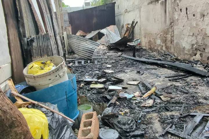Incendio arrasa con humilde vivienda en Ciudad del Carmen; veladora habría causado el siniestro