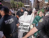 “Libertad o muerte”: arrestan a protestantes contra ICE disfrazados de Lady Justicia y Estatua de la Libertad en tribunal de inmigración de Manhattan
