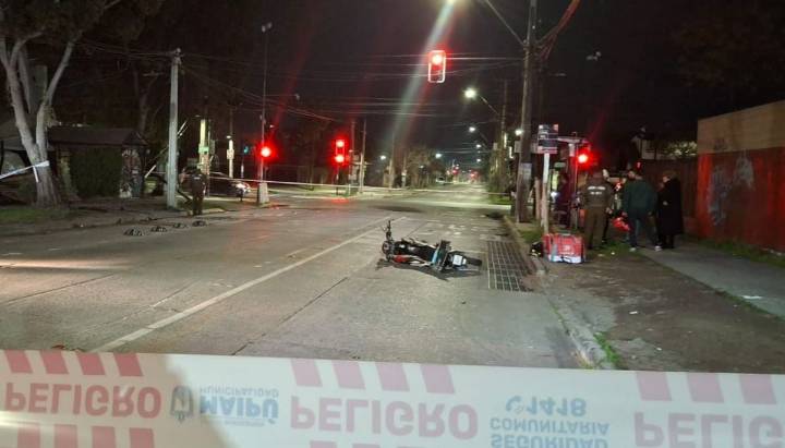 Motociclista murió tras colisión con auto en Maipú: vehículo se volcó y cayó en jardín de casas